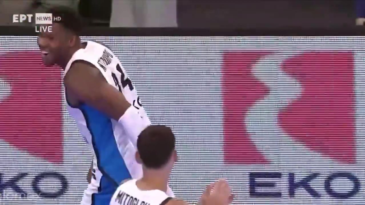 有仇报仇！字母哥被队友围圈“暴打”😂被掌掴队友打得格外开心