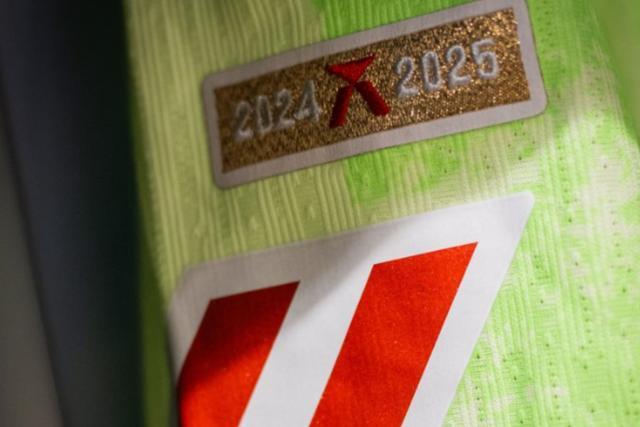 巴萨球衣右袖处新增一金色标志，马卡：此为卫冕冠军的徽标