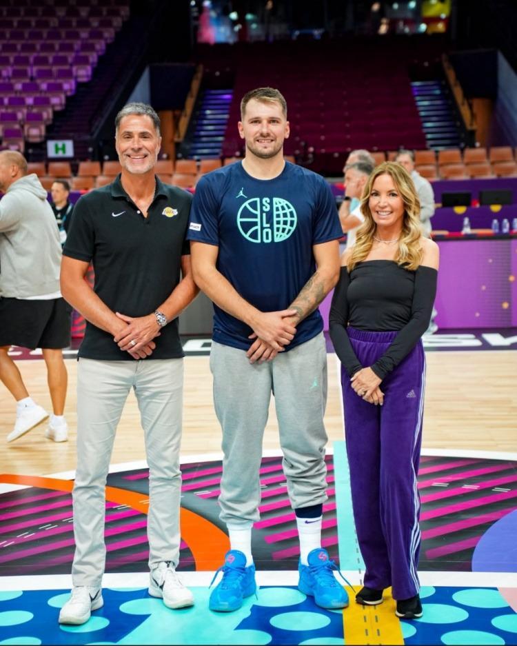 排面!珍妮巴斯佩总乘私人飞机飞波兰探班东契奇,很满意77减肥成果