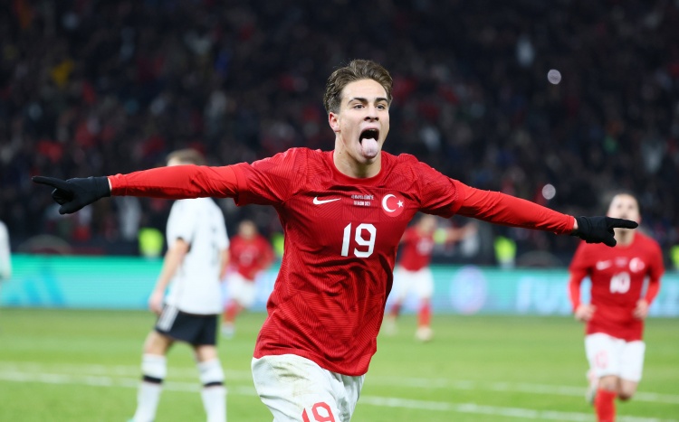 APP下载-伊尔迪兹对阵科索沃禁区触球10次、成功过人4次，皆为全场最多